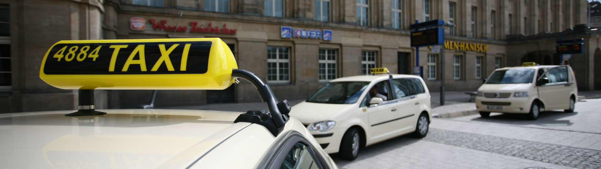 4884 Taxi in der Leipziger Innenstadt